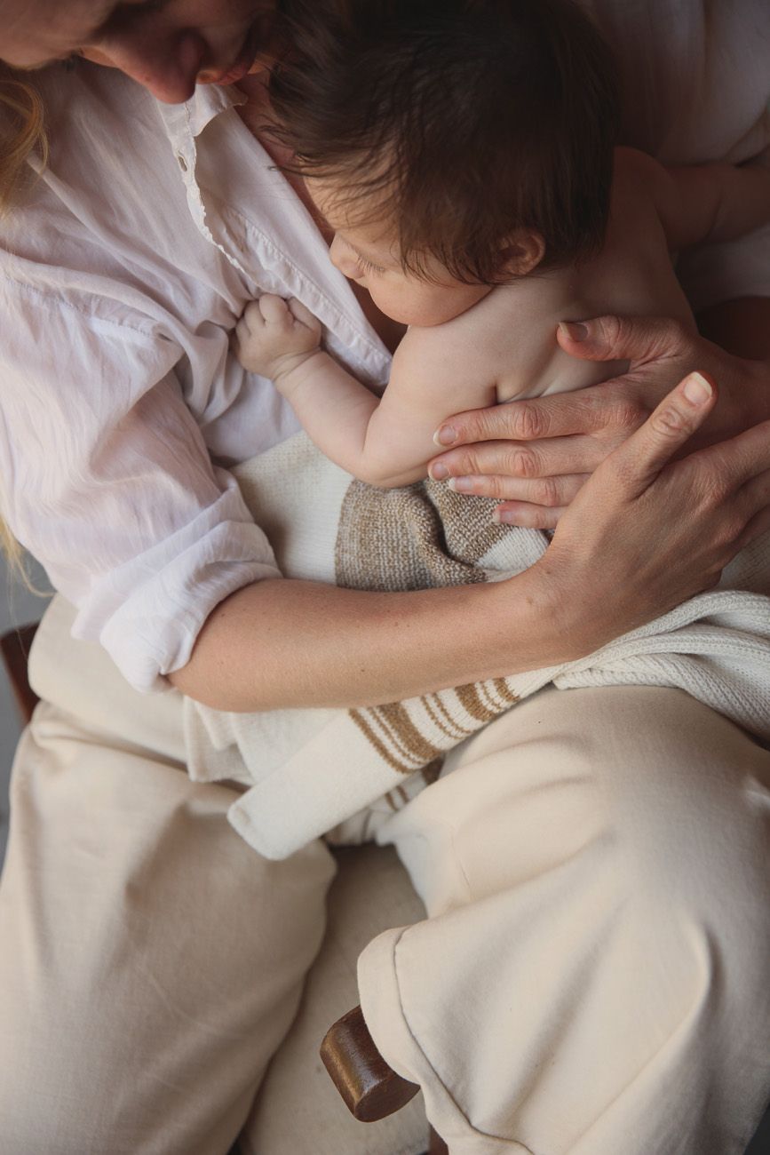 Maman et bébé avec Hvid Couverture de mérinos Gilbert - Off white/Noisette