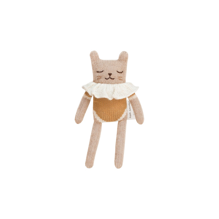 main sauvage petit chat en tricot maillot ocre kitten soft toy ochre bodysuit