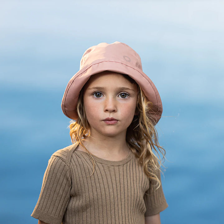 Kid posing wearing Fairechild Chapeau pêcheur de pluie rose