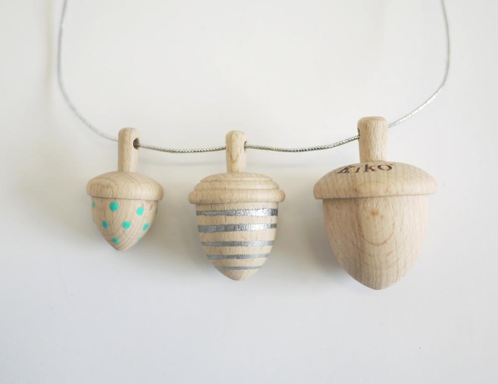 Collier de toupies en bois