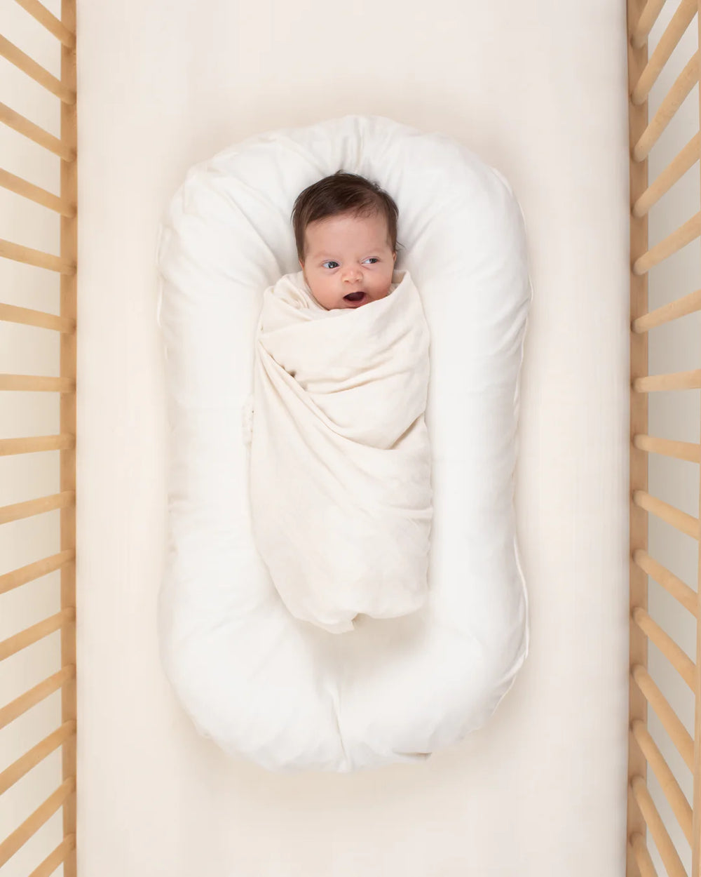 Bébé avec Couverture d'emmaillotage biologique Ivory