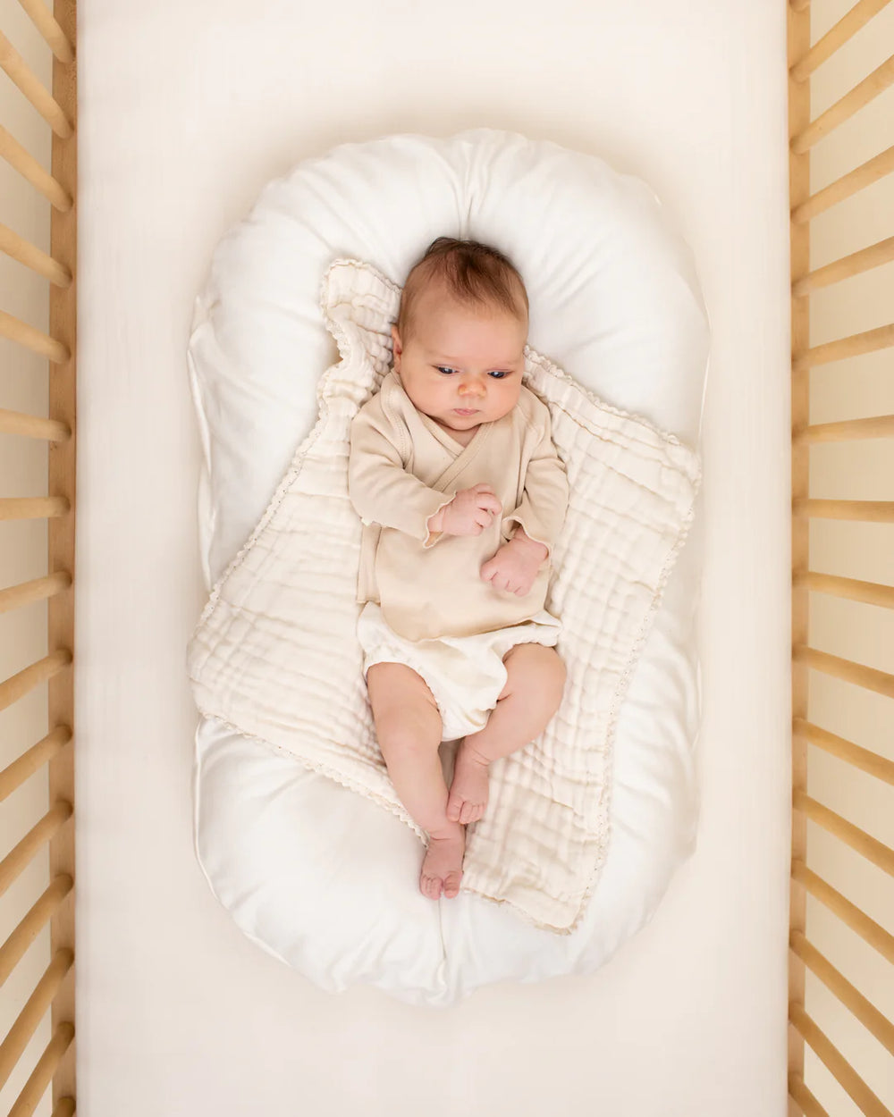 Bébé avec Couverture en gaze de coton biologique