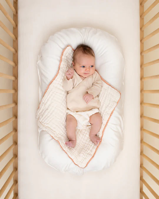 Bébé avec Couverture en gaze de coton biologique format Mini