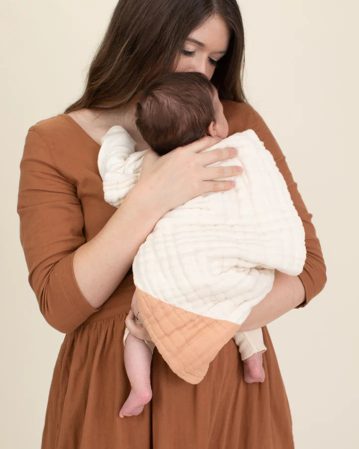 Maman et bébé avec Couvre-épaule pour le rot Géo Dusk