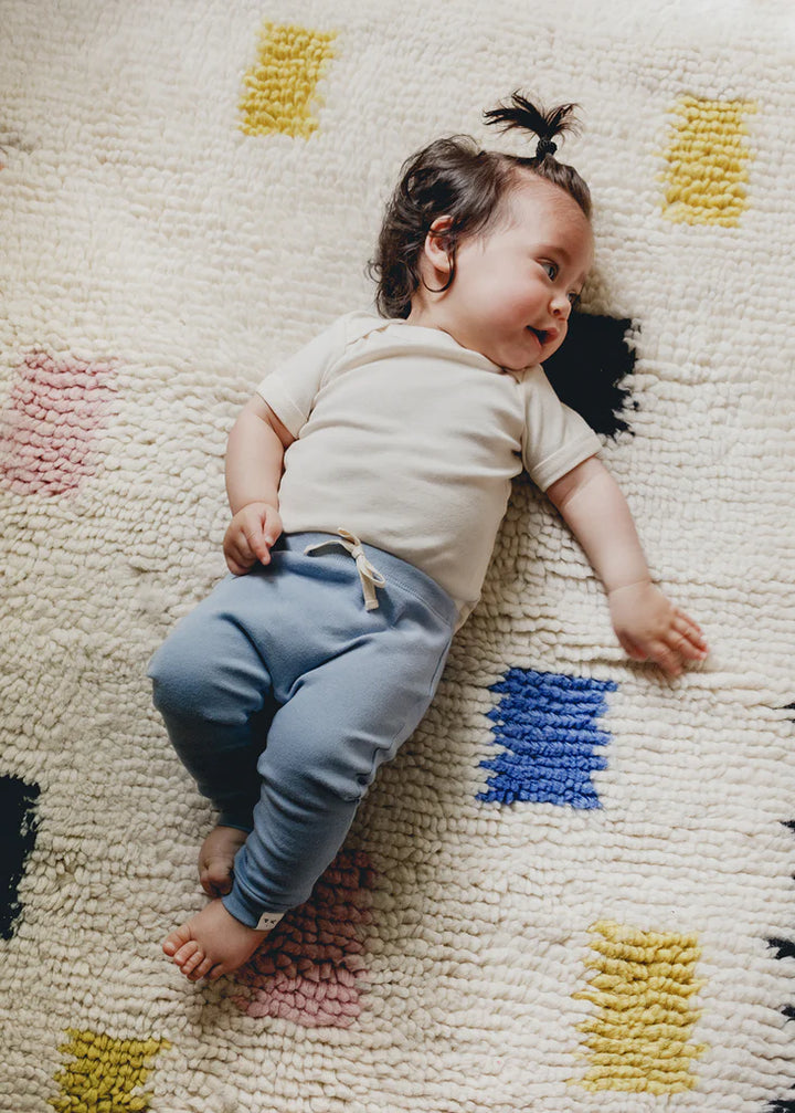 Bébé avec Legging en coton bleu ciel