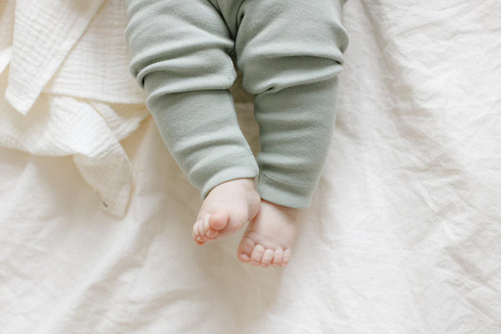 Jambes de bébé avec Legging en coton vert