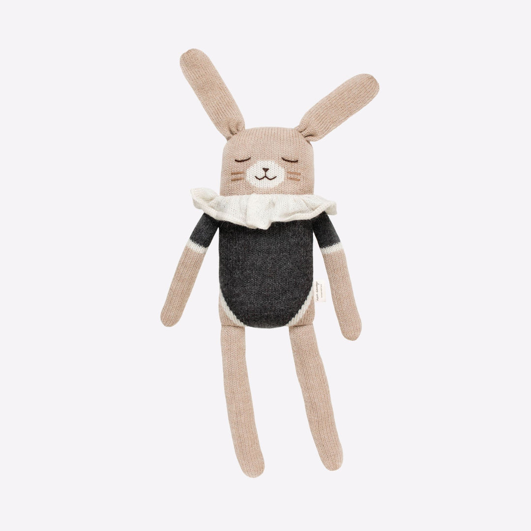 main sauvage grand lapin en peluche maillot noir 