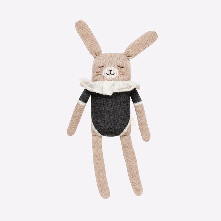 main sauvage grand lapin en peluche maillot noir 