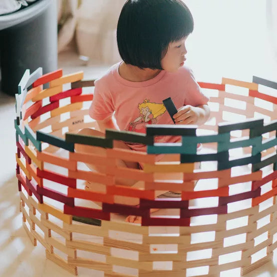 Enfant avec Coffret de planchettes en bois multicouleur
