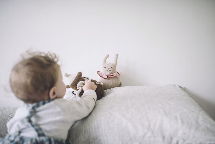 main sauvage montréal montreal québec quebec canada hochet rattle rond roly poly toutou plush culbuto knitted tricot tricoté bunny lapin baby bébé jouet toy