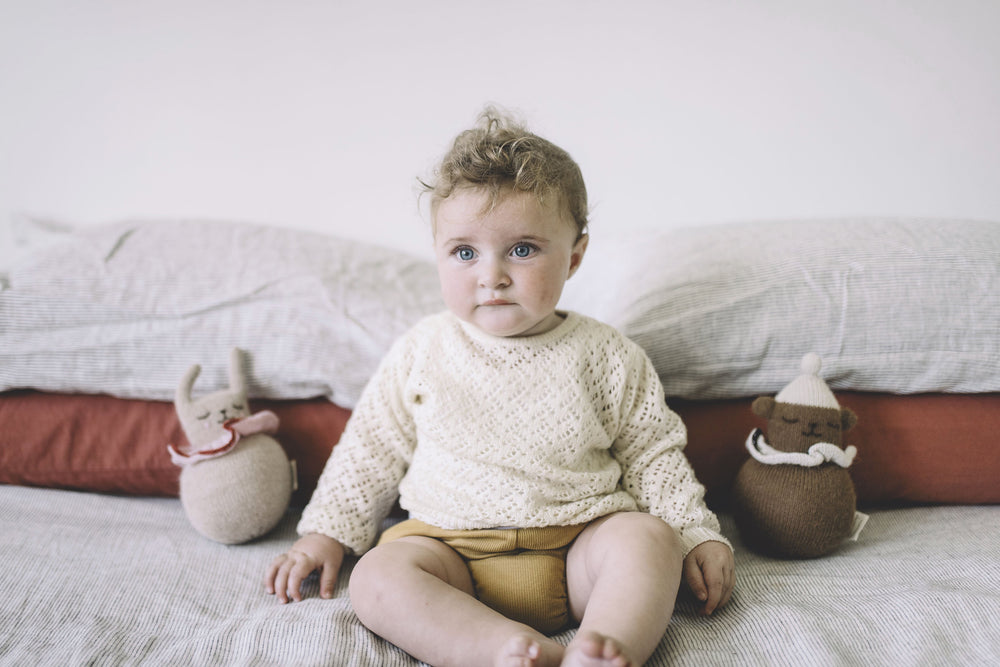 main sauvage montréal montreal québec quebec canada hochet rattle rond roly poly toutou plush culbuto knitted tricot tricoté bunny lapin baby bébé jouet toy