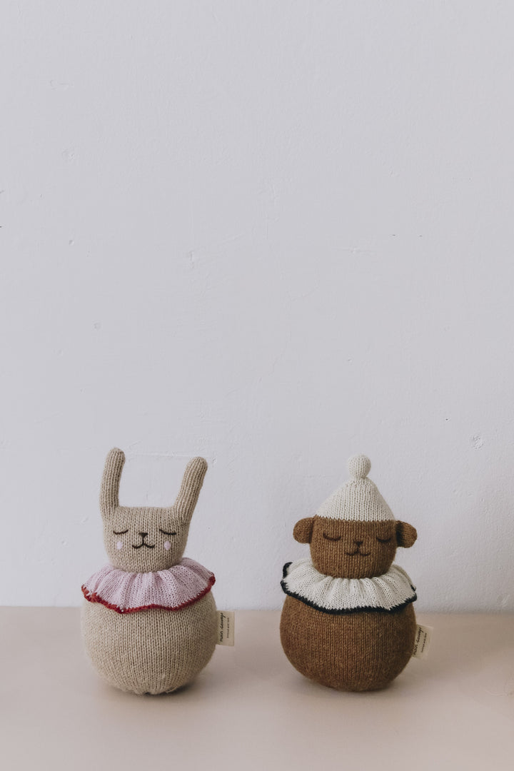main sauvage montréal montreal québec quebec canada hochet rattle rond roly poly toutou plush culbuto knitted tricot tricoté bunny lapin baby bébé jouet toy